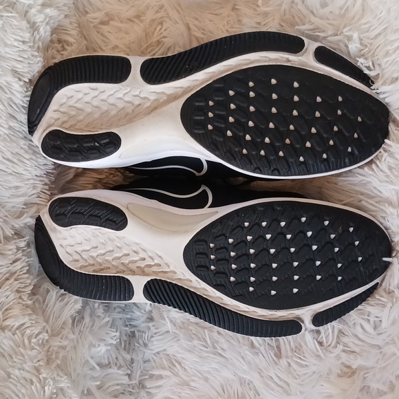 Nike Miler React Running Sneaker with Roadrunner insoles. - Picture 12 of 12